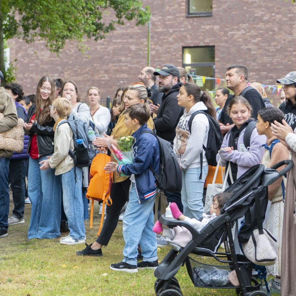 Schüler:innen und Familien applaudieren während der Einschulungsfeier der neuen 5. Klassen.
