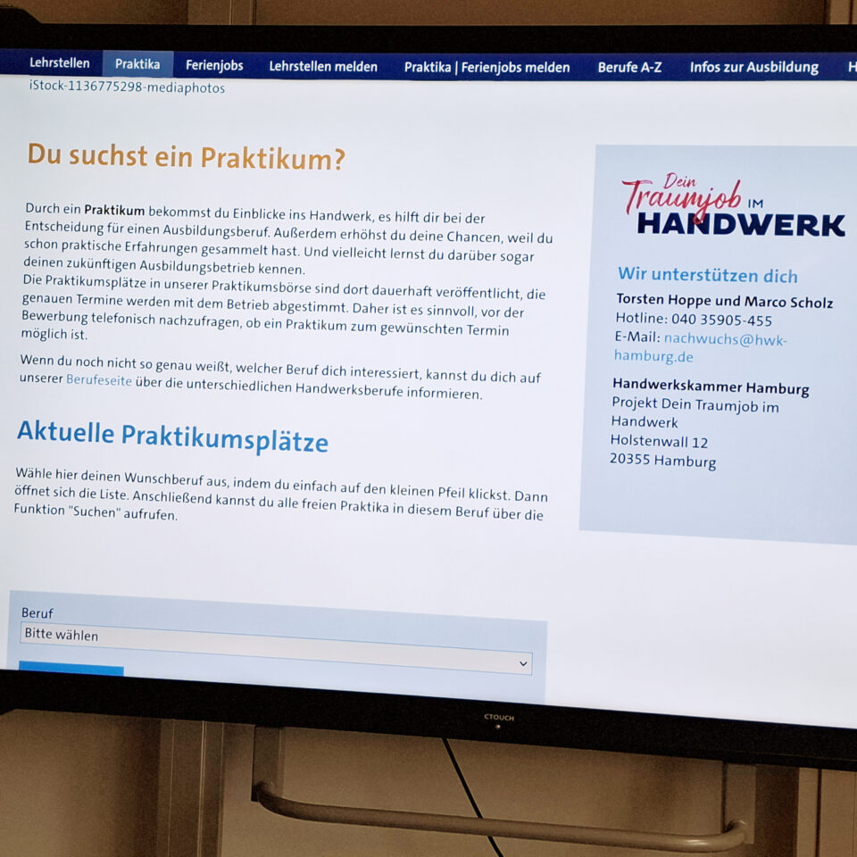 Auf einem großen Bildschirm ist die Praktikumsbörse der Handwerkskammer Hamburg geöffnet. Zu sehen sind Informationen zur Praktikumssuche sowie Hinweise zu aktuellen Praktikumsplätzen.