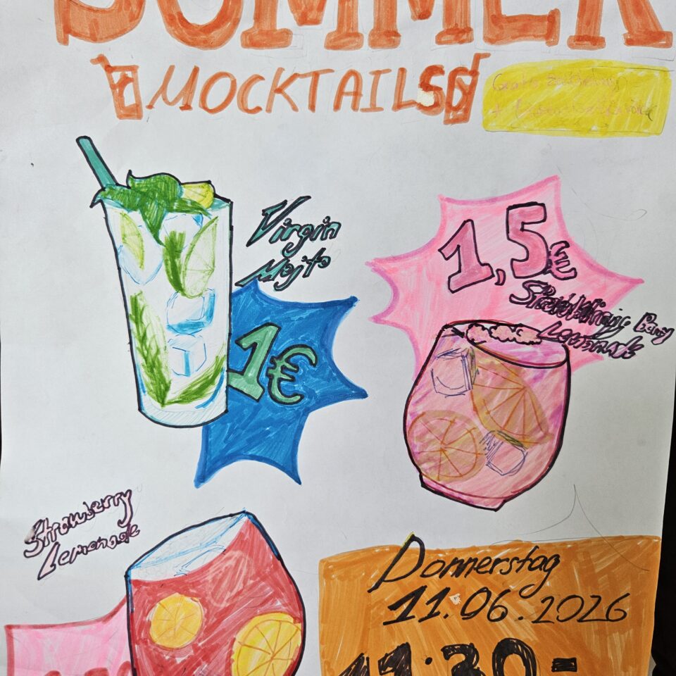 Handgemaltes Plakat „Summer Mocktails“ mit bunten Getränkegläsern. Es bewirbt alkoholfreie Getränke für 1 bis 1,50 Euro am 11. Juni 2026 von 11:30 bis 12:15 Uhr.