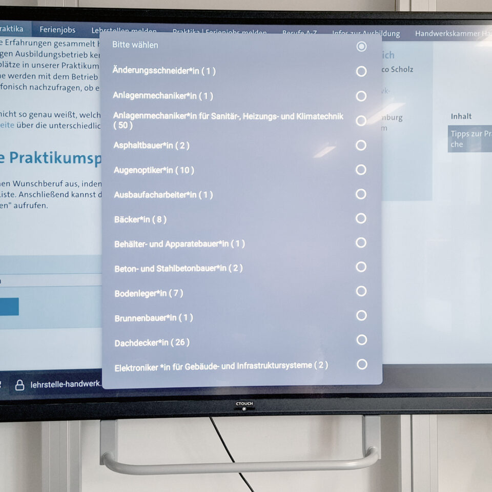 Geöffnetes Auswahlmenü der Praktikumsbörse auf einem Bildschirm. Aufgelistet sind Handwerksberufe wie Augenoptiker:in, Bäcker:in und Dachdecker:in mit der jeweiligen Anzahl angebotener Praktikumsplätze.