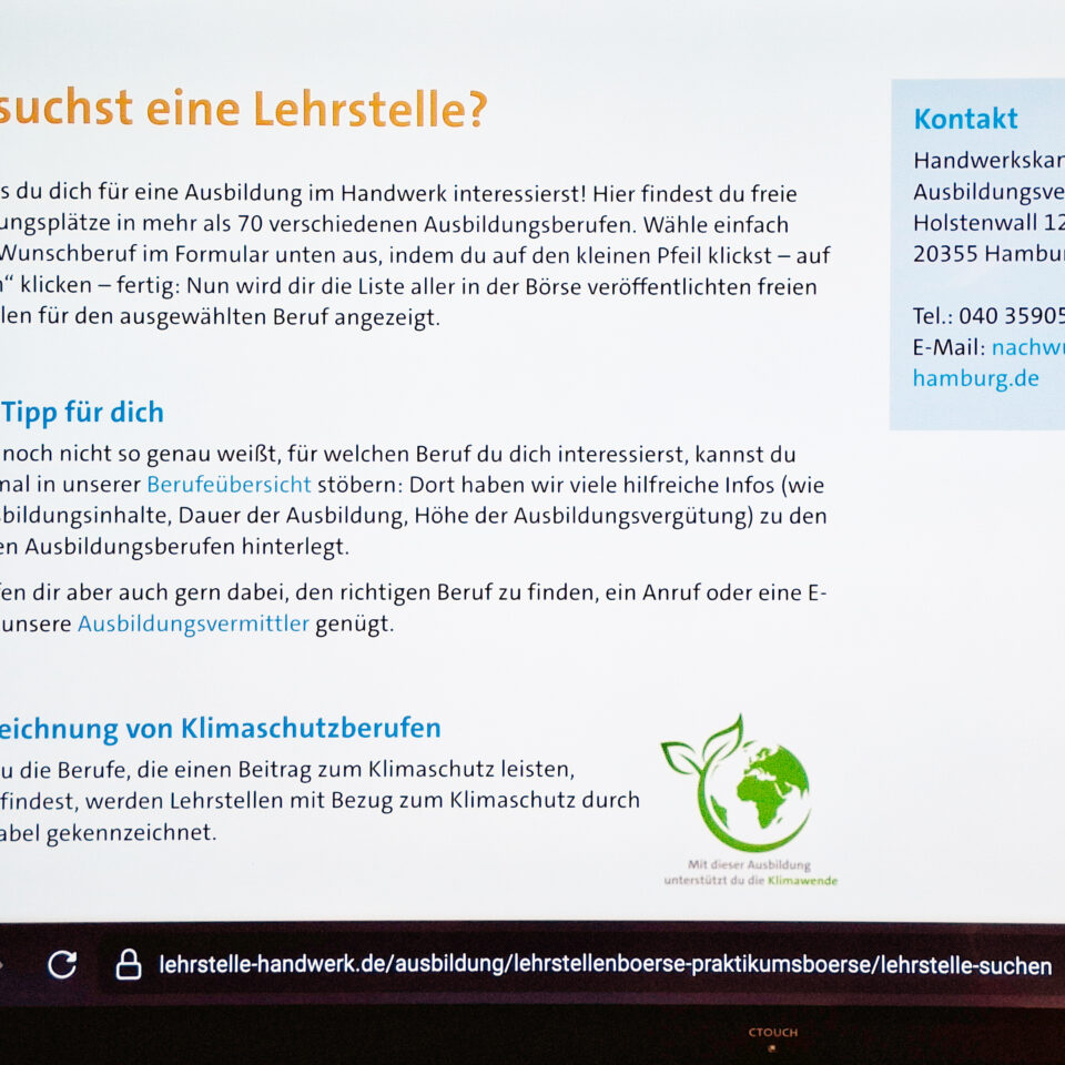 Ein Bildschirm zeigt die Seite „Du suchst eine Lehrstelle?“ der Handwerkskammer Hamburg mit Tipps zur Berufswahl, Kontaktdaten und einem Hinweis auf die Kennzeichnung von Klimaschutzberufen.